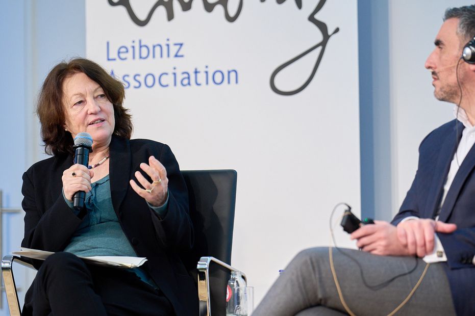 Prof. Dr. Stefanie Schüler-Springorum und Yohan Benizri ©Hessische Landesvertretung/Bruno Maes Auf dem Bild zu sehen sind Prof. Dr. Stefanie Springorum und Yohan Benizri während der Paneldiskussion.