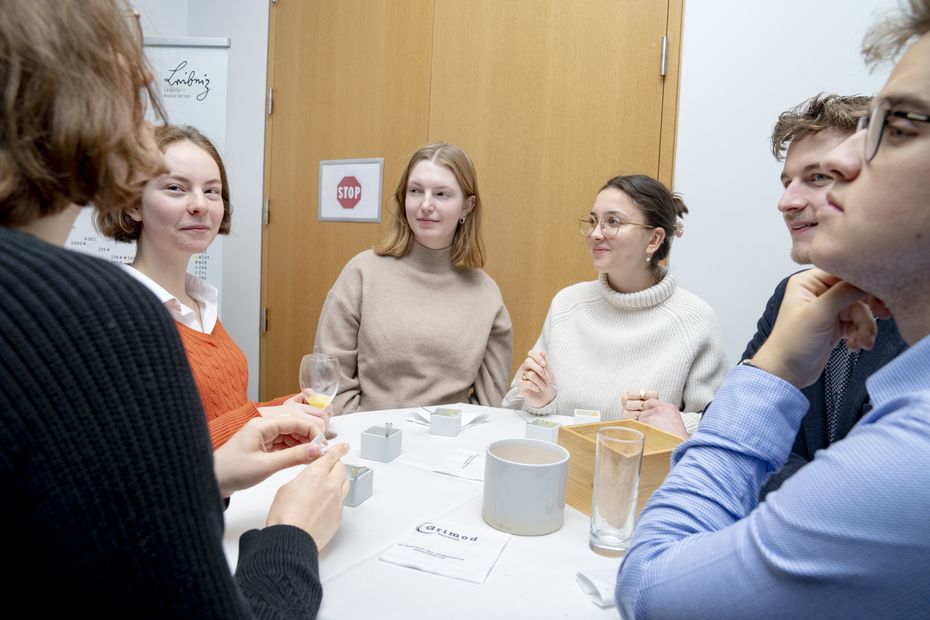 Gäste beim 26. Crisis Talk © Hessische Landesvertretung/Mélanie Wenger Gäste im Gespräch beim 26. Crisis Talk.