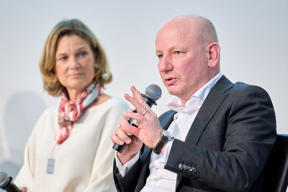 Katharina von Schnurbein und Prof. Dr. Oliver Decker ©Hessische Landesvertretung/Bruno Maes Auf dem Foto sind Katharina von Schnurbein und Prof. Dr. Oliver Decker auf dem Panel zu sehen.