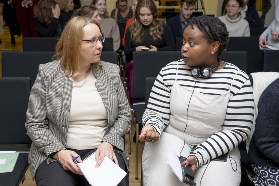 Dr. Sabine Mannitz und Salima Yenbou © Hessische Landesvertretung/Mélanie Wenger Dr. Sabine Mannitz und Salima Yenbou im Gespräch