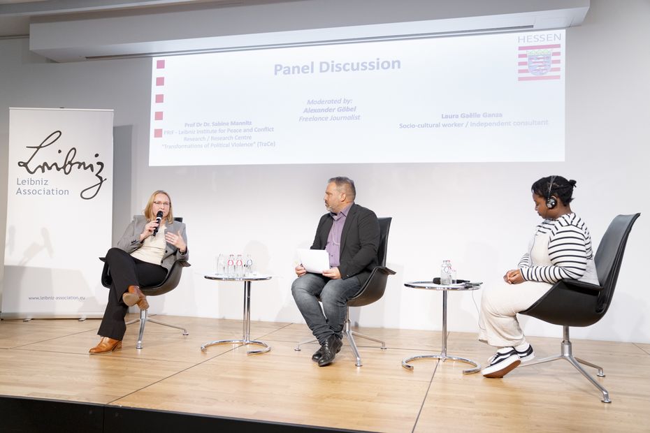 Dr. Sabine Mannitz, Alexander Goebel und Salima Yenbou © Hessische Landesvertretung/Mélanie Wenger Das Panel des 26. Crisis Talks