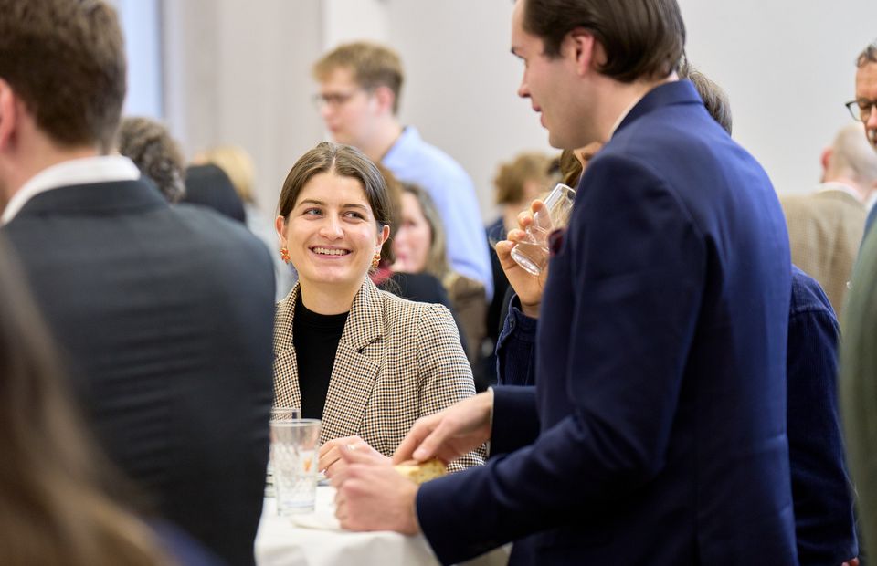 Gäste beim 28. Crisis Talk ©Hessische Landesvertretung/Bruno Maes Das Bild zeigt die Unterhaltung der Veranstaltungsgäste.