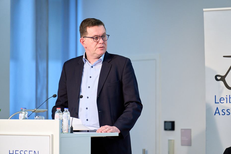 Michael Thaidigsmann ©Hessische Landesvertretung/Bruno Maes Der Moderator Michael Thaidigsmann stellt die Gäste des Panels vor.