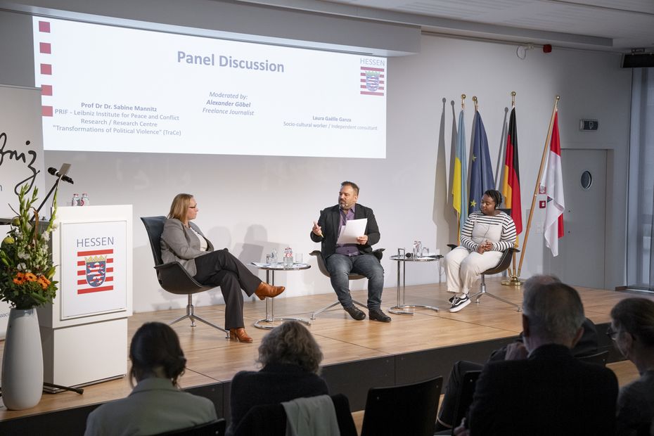Dr. Sabine Mannitz, Alexander Goebel und Salima Yenbou © Hessische Landesvertretung/Mélanie Wenger Blick auf die Bühne mit dem Panel des 26. Crisis Talks