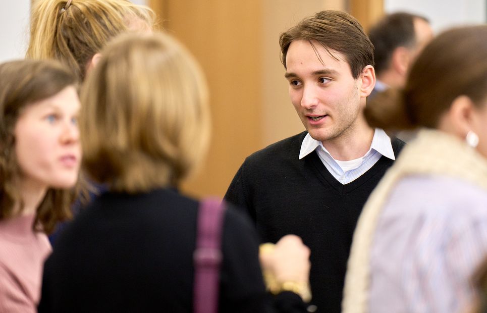 Gäste beim 28. Crisis Talk ©Hessische Landesvertretung/Bruno Maes Das Bild zeigt die Unterhaltung der Veranstaltungsgäste.