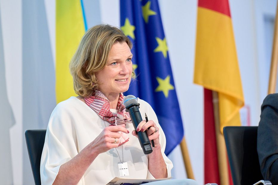 Katharina von Schnurbein ©Hessische Landesvertretung/Bruno Maes Katharina von Schnurbein spricht auf dem Panel.