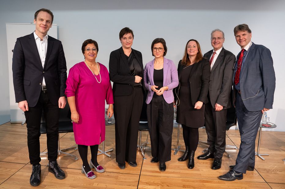 v.l.n.r.: Dr. Stefan Kroll, Dr. Parinas Parhisi, Prof. Nicole Deitelhoff, MEP Hannah Neumann, Rebecca C. Schmidt, Friedrich von Heusinger, Prof. Frank Hoffmeister ©Hessische Landesvertretung Brüssel / Zacarias Garcia