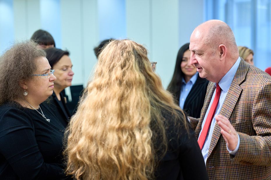 Gäste beim 28. Crisis Talk ©Hessische Landesvertretung/Bruno Maes Das Bild zeigt die Unterhaltung der Veranstaltungsgäste.
