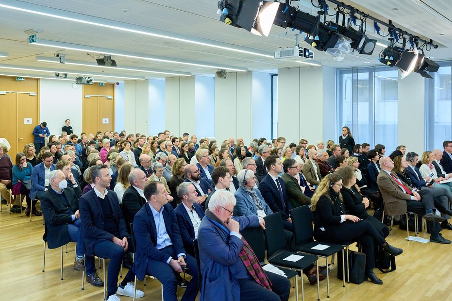 28. Crisis Talk ©Hessische Landesvertretung/Bruno Maes Blick ins Publikum auf die ca. 130 Gäste der Veranstaltung.