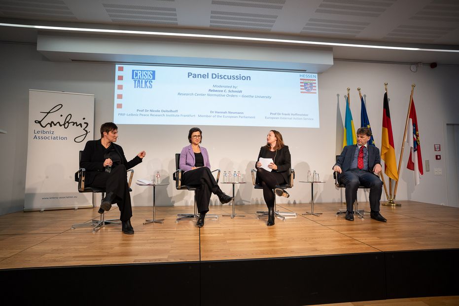 v.r.n.l. Prof. Nicole Deitelhoff, MEP Hannah Neumann, Rebecca C. Schmidt und Prof. Frank Hoffmeister © Hessische Landesvertretung Brüssel / Zacarias Garcia Auf dem Panel diskutieren Prof. Nicole Deitelhoff, MEP Hannah Neumann, Rebecca C. Schmidt und Prof. Frank Hoffmeister.