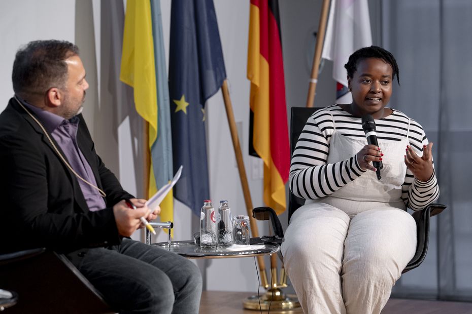 Alexander Goebel und Salima Yenbou © Hessische Landesvertretung/Mélanie Wenger Salima Yenbou spricht auf dem Panel.
