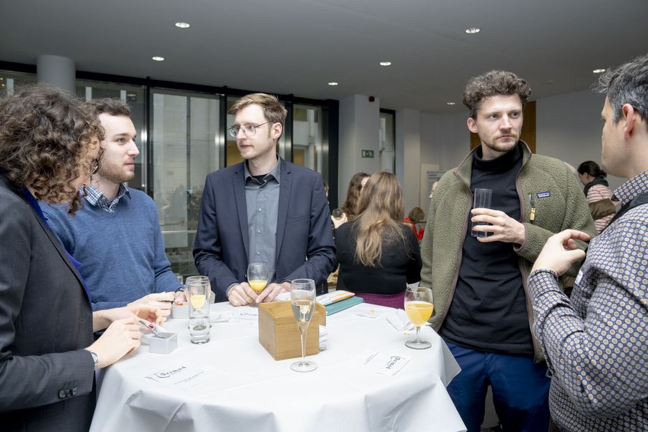 Gäste beim 26. Crisis Talk © Hessische Landesvertretung/Mélanie Wenger Gäste im Gespräch beim 26. Crisis Talk.