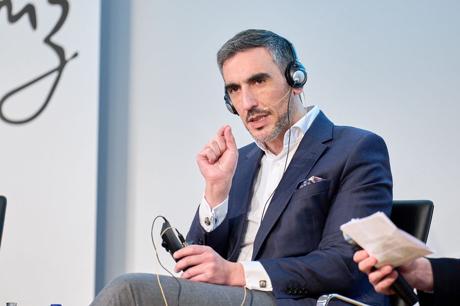 Yohan Benizri ©Hessische Landesvertretung/Bruno Maes Yohan Benizri spricht auf dem Panel.