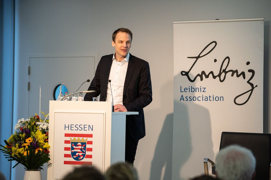Dr. Stefan Kroll © Hessische Landesvertretung Brüssel / Zacarias Garcia Dr. Stefan Kroll richtet Begrüßungsworte an das Publikum.