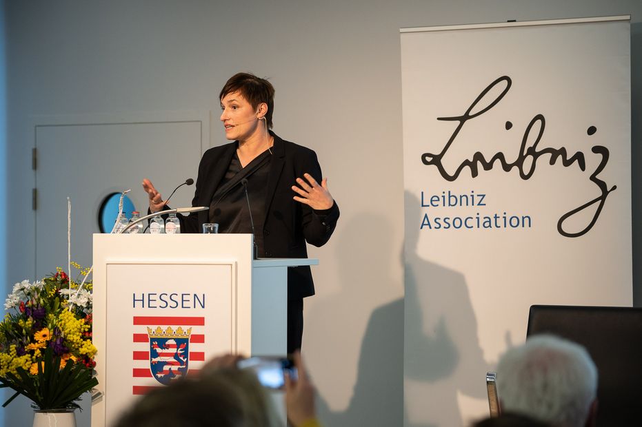 Prof. Nicole Deitelhoff © Hessische Landesvertretung Brüssel / Zacarias Garcia Prof. Nicole Deitelhoff hält einen Impulsvortrag.